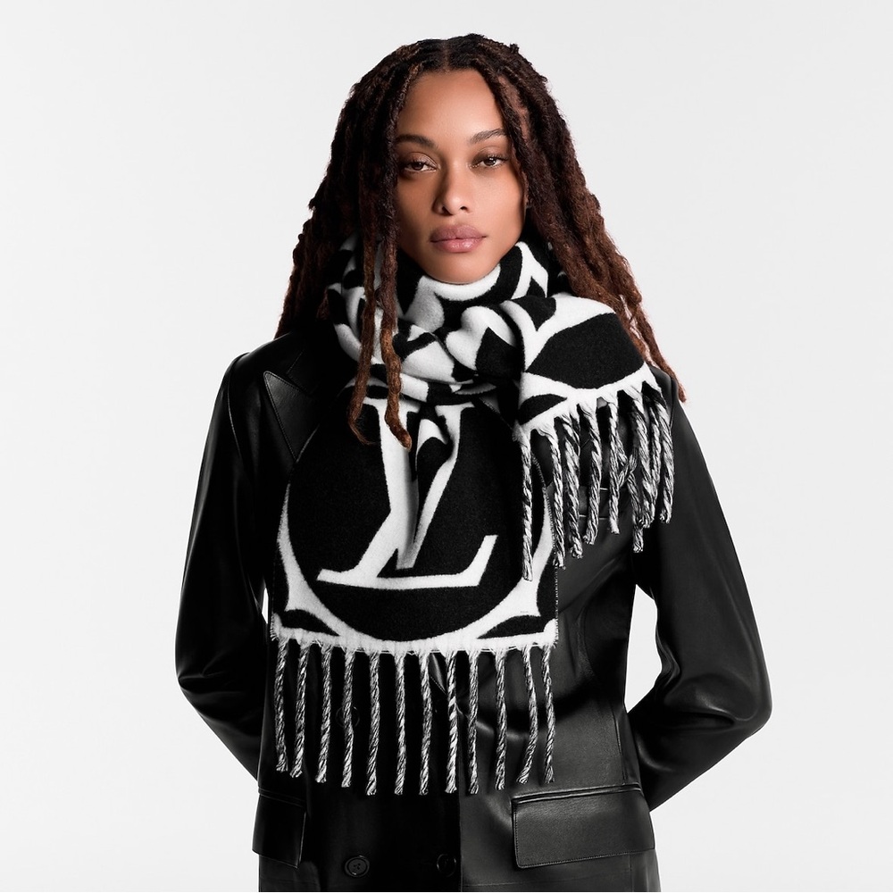 LV Medallion Scarf - Picture 3 of 8